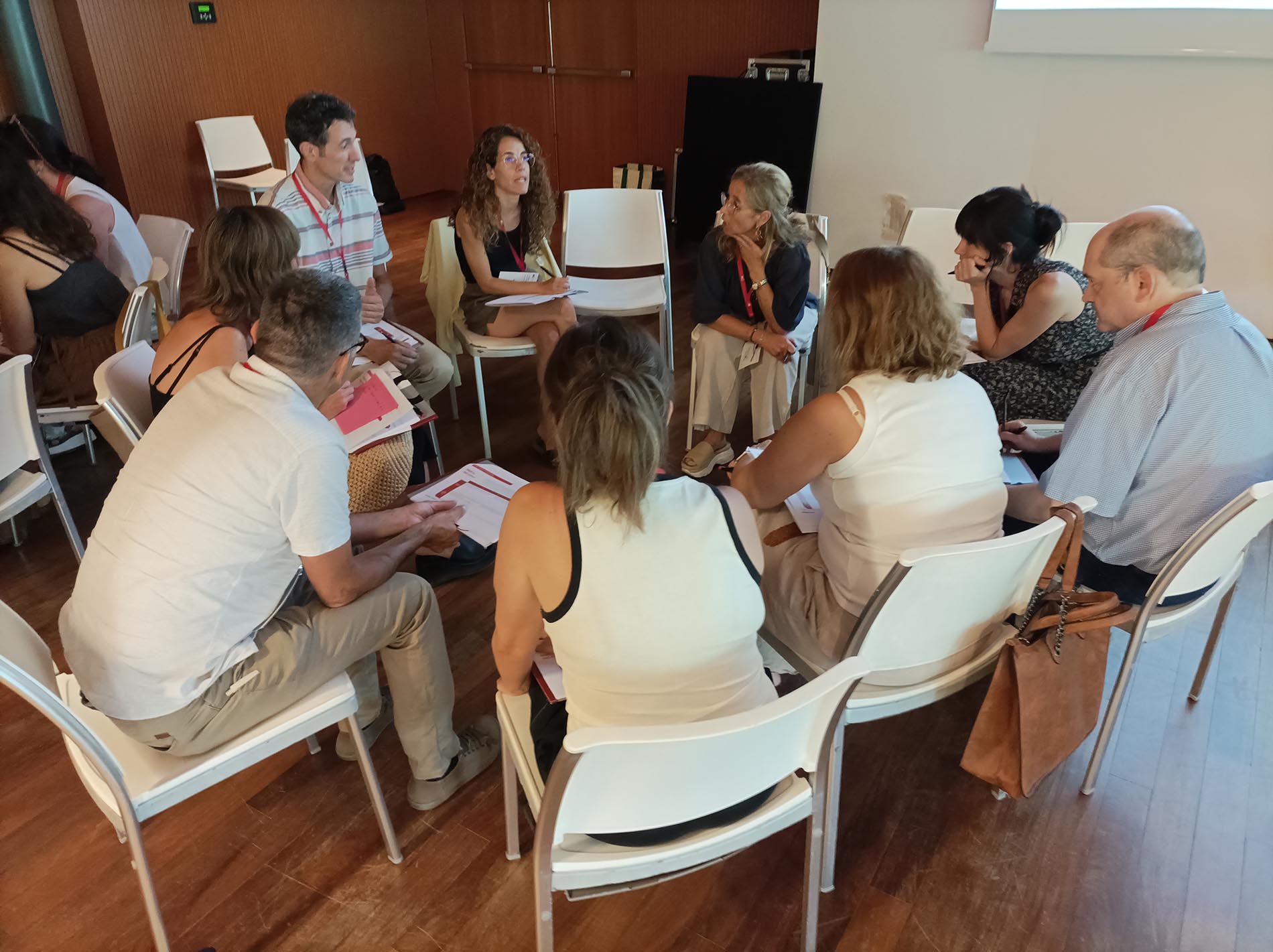 Participants compartint idees en un grup de treball